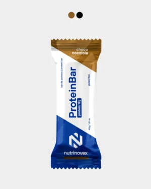 Barra proteica de chocolate y avellanas, alta en proteínas, sin gluten y perfecta para deportistas.