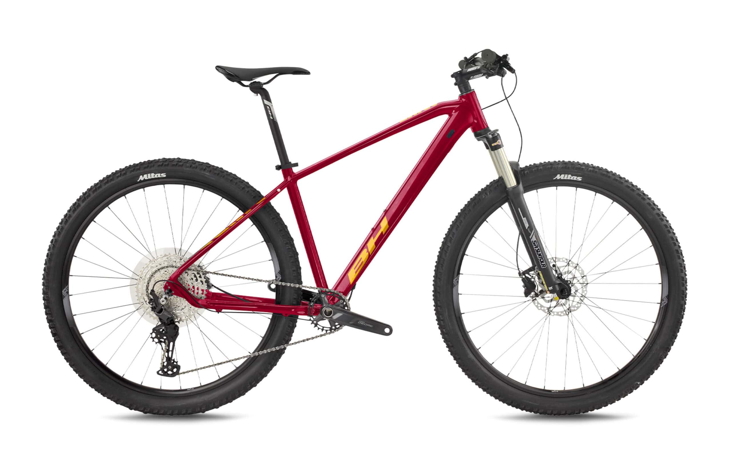 Bicicleta de montaña roja con suspensión delantera y cuadro resistente, ideal para ciclismo de avent.