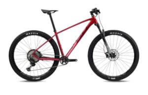 Bicicleta de montaña roja para senderismo y trail, ideal para aventuras al aire libre.