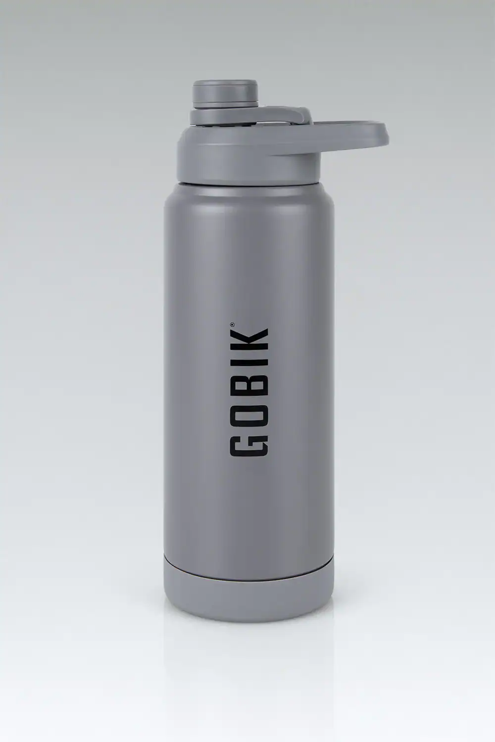 Botella de agua deportiva gris con tapa de rosca y asa, ideal para actividades al aire libre y cicli.